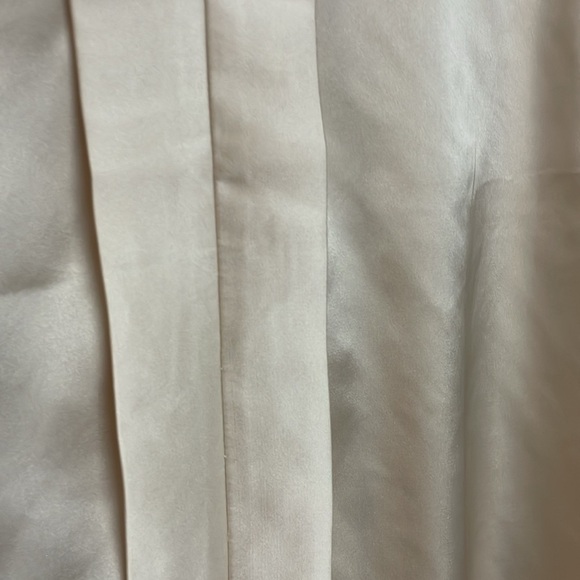 Mine size large ivory color satin sleeveless blouse - Picture 2 of 6